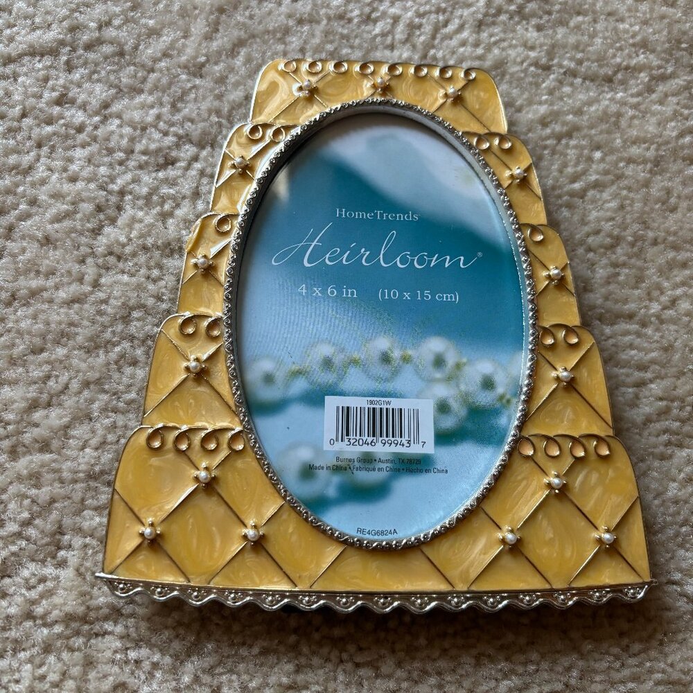 NWOB Heirloom Photo Frame 4”X6” w/ Pearl and lacquer finish